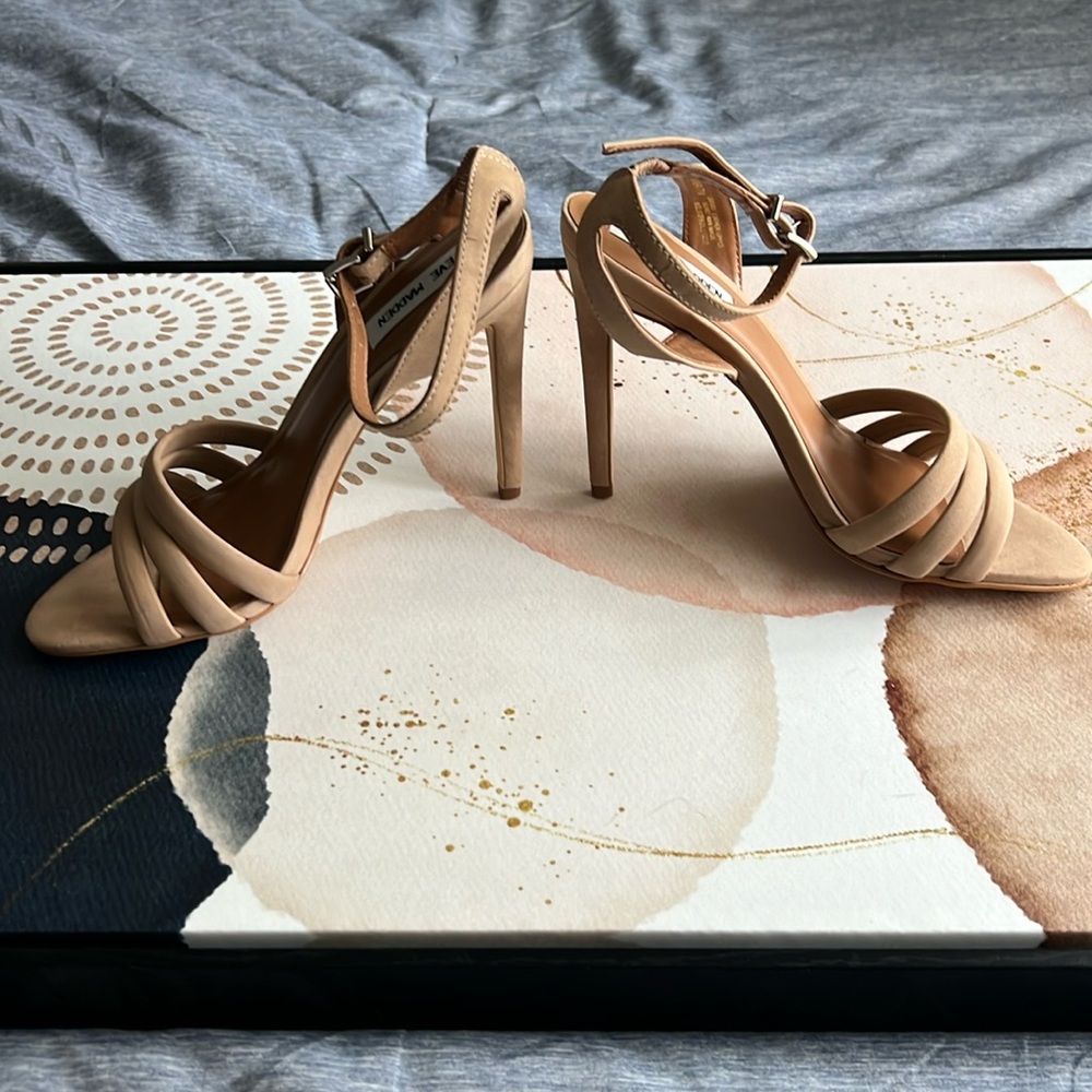 NWOT Steven Madden tan heels